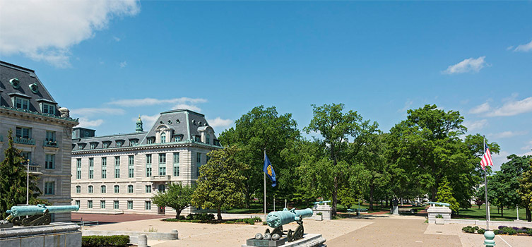 该校创办于1845年,是美国海军惟一一所正规军官学校,初称为海军学校.